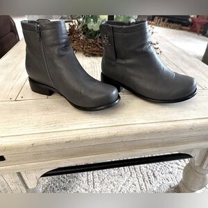Gray booties hardly worn in excellent condition
